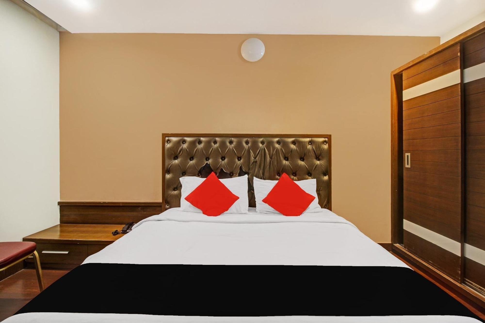 Capital O 82357 Hotel Surabhi Pride Trimulgherry Exterior foto